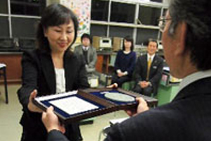 贈呈式で正賞の盾を受け取る 内田 富美子 さん